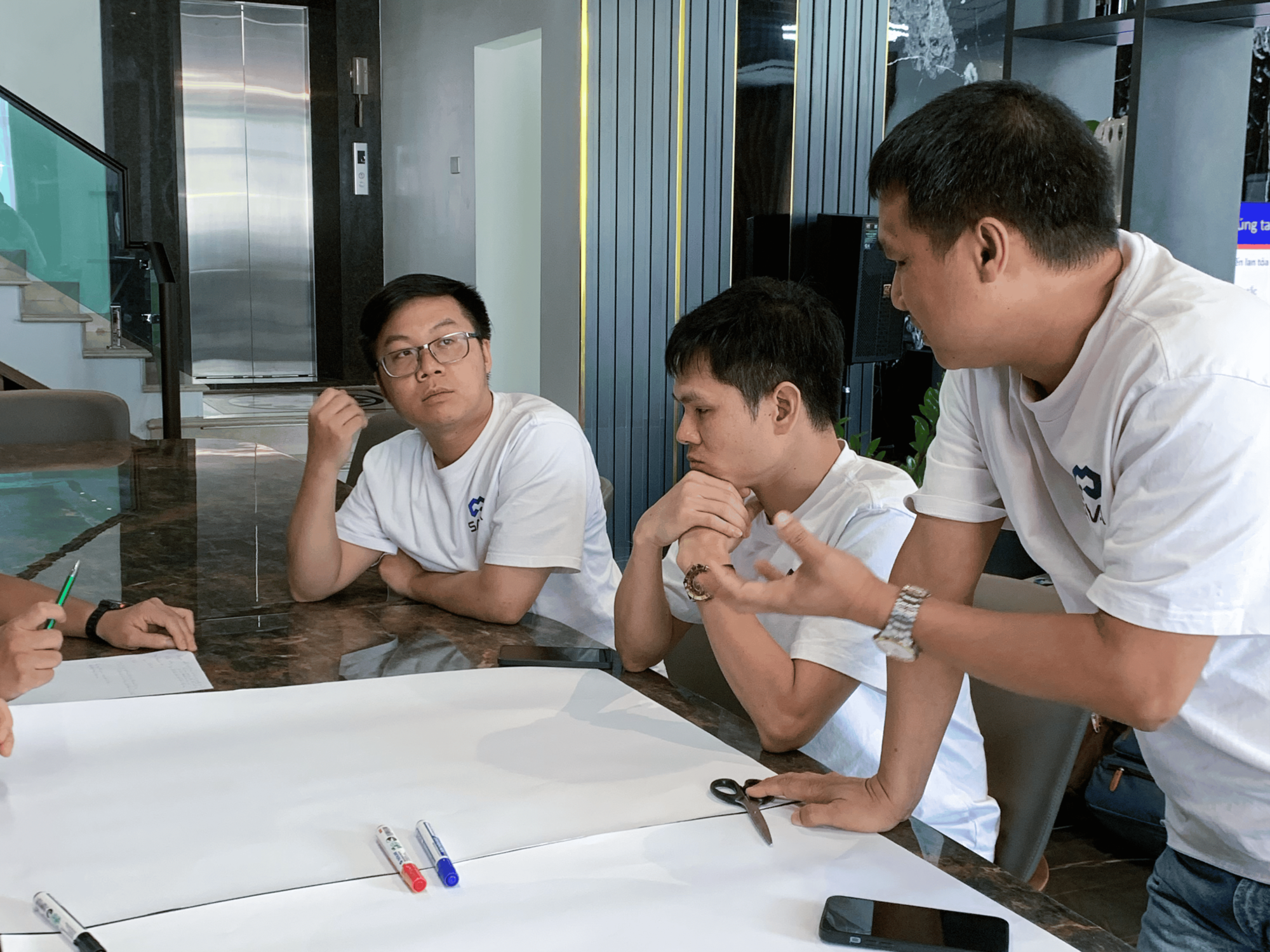 Thảo luận nhóm xây dựng kế hoạch phát triển văn hóa doanh nghiệp