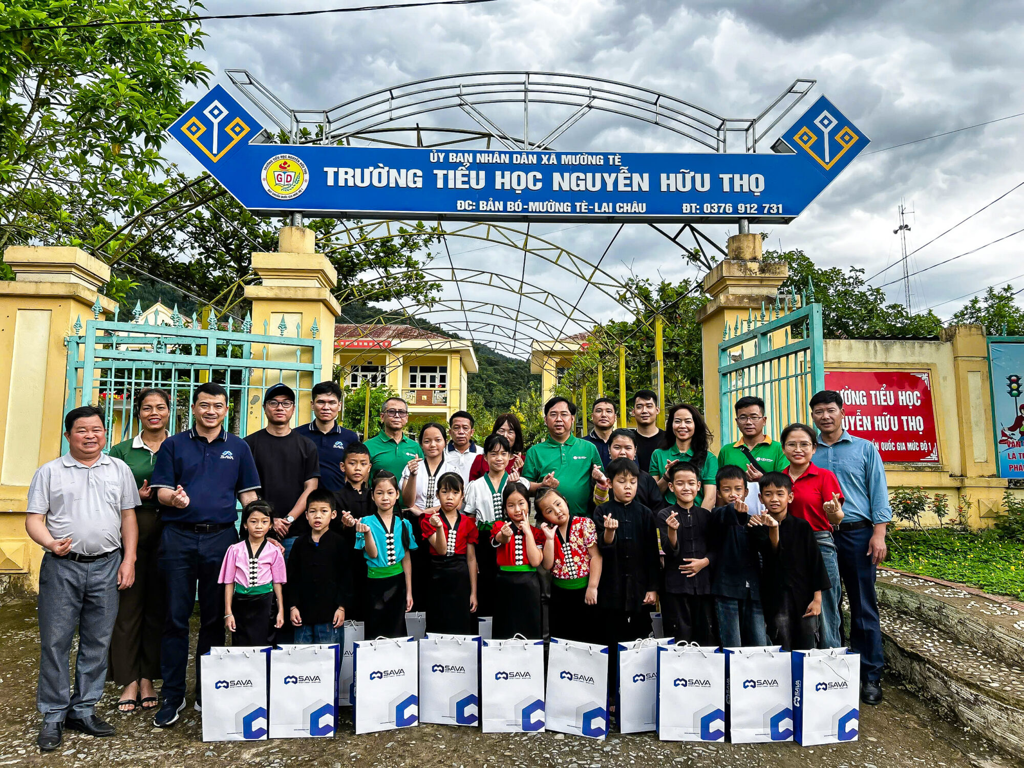 LAN TỎA YÊU THƯƠNG, TIẾP SỨC ĐẾN TRƯỜNG CHO HỌC SINH TRƯỜNG TIỂU HỌC NGUYỄN HỮU THỌ XÃ MƯỜNG TÈ – TỈNH LAI CHÂU