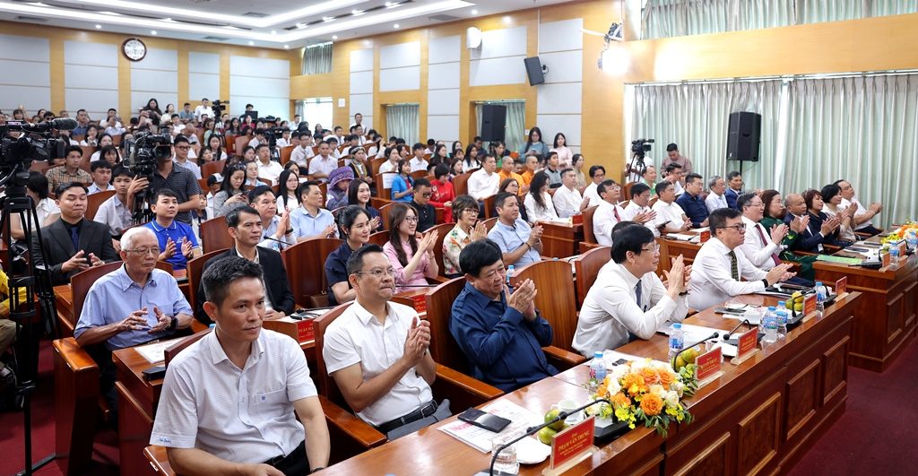 Ngày Mai Trong Mắt Các Em Bắt Đầu Từ Những Điều Rất Thật